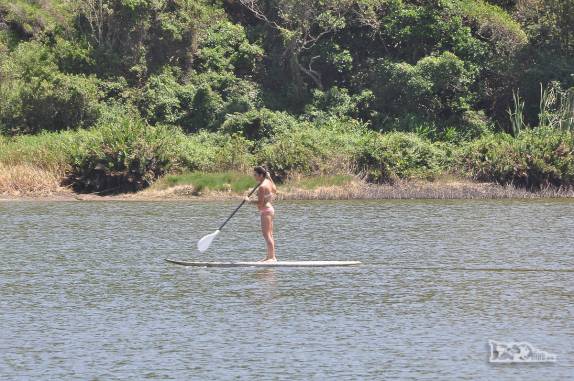 Standup paddle na Lagoa do Meio, na Praia do Rosa, Imbituba, litoral sul de Santa Catarina